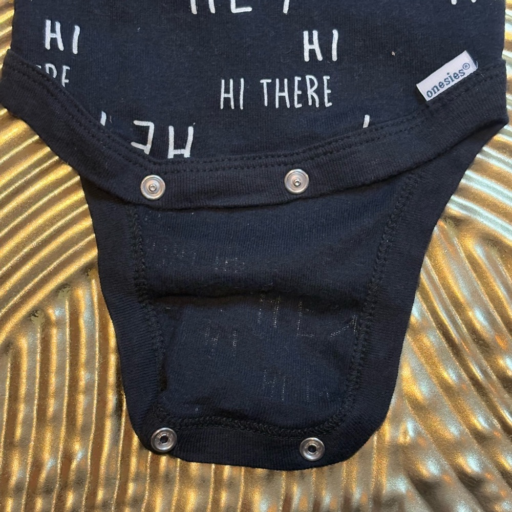 Gerber Black & White 'Hey There' Print Newborn Onesie - Picture 4 of 5
